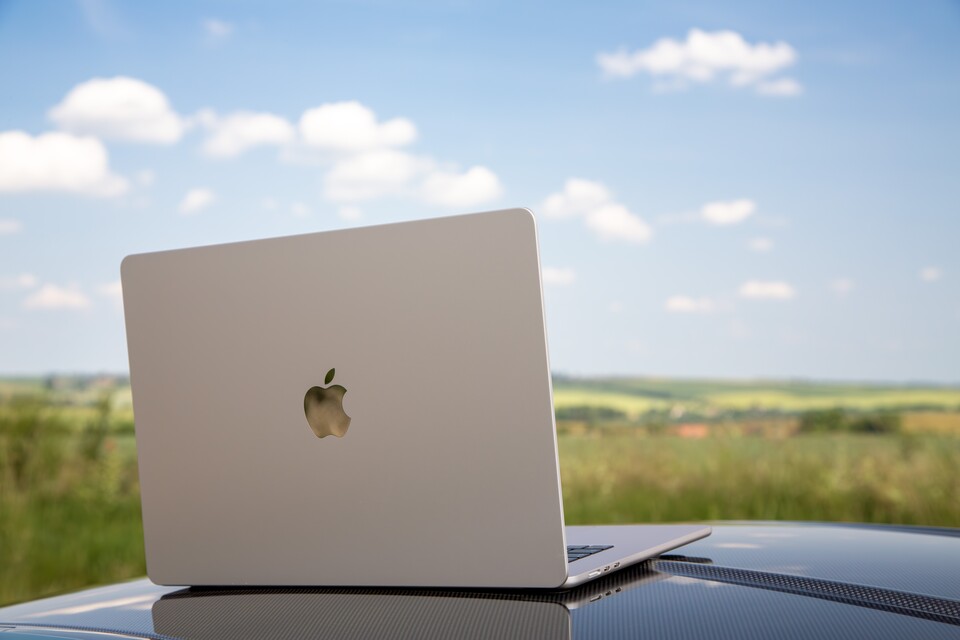 Auch an der frischen Luft macht das 15 Zoll MacBook Air eine gute Figur und hält locker einen Arbeitstag ohne Steckdose durch