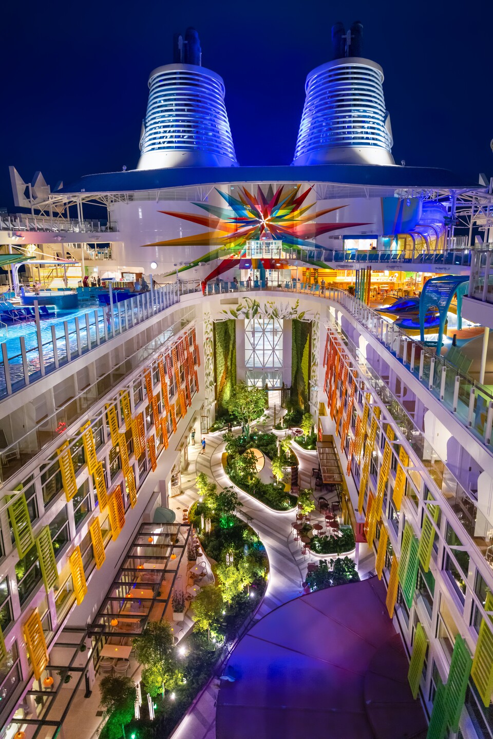 Nein, das ist kein Einkaufszentrum. Wir schauen ins Innere eines Schiffes der Icon-Klasse.
(Bildquelle: Royal Caribbean International)