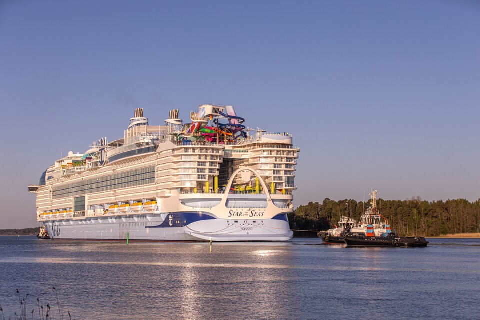 Die direkt hinter der Star of the Seas dahin schippernden Schlepper verdeutlichen die Größenverhältnisse.
(Bildquelle: Royal Caribbean International)