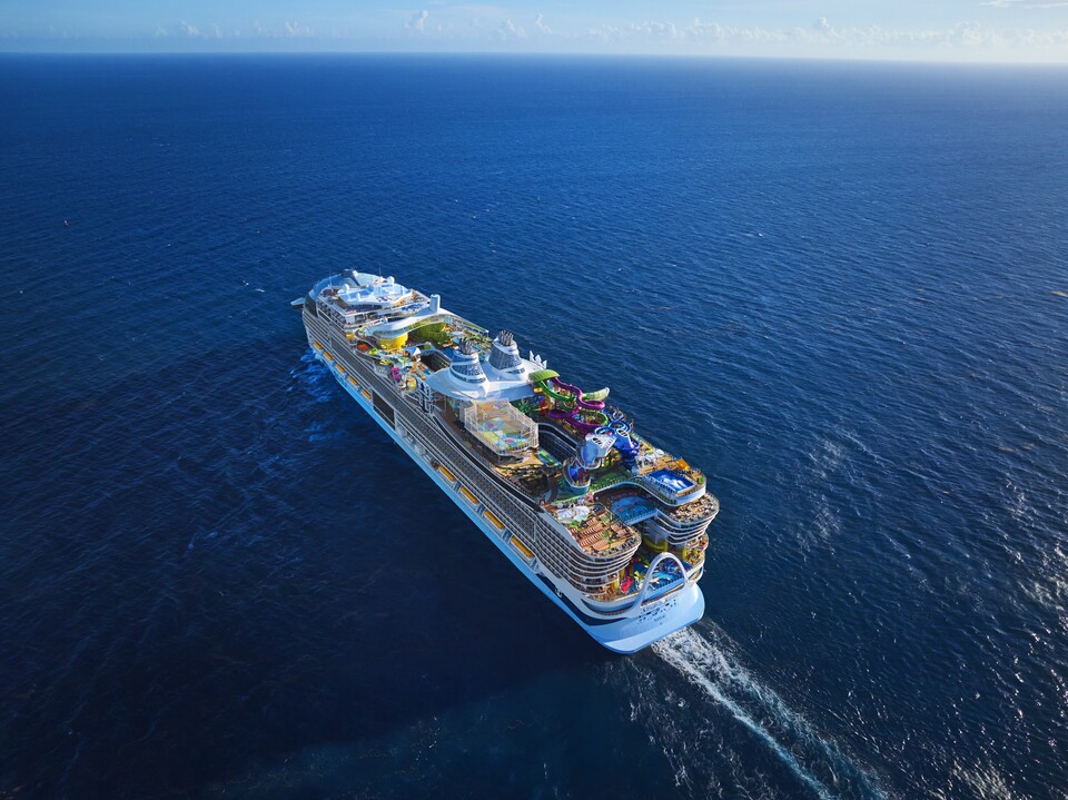 Ein Foto, zwei Geschichten: das bunte Schiff als bildlich-bunte Attraktion und die Weite der Meere als Rahmen.
(Bildquelle: Royal Caribbean International)
