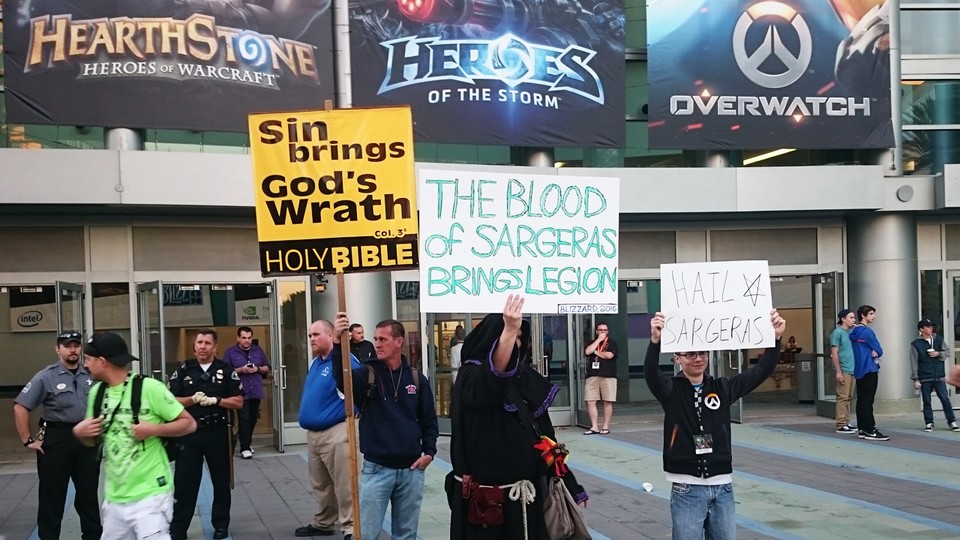 Gehört zur BlizzCon wie Cosplay: Leute, die vor der Rache Gottes warnen und Fans, die sie veräppeln.