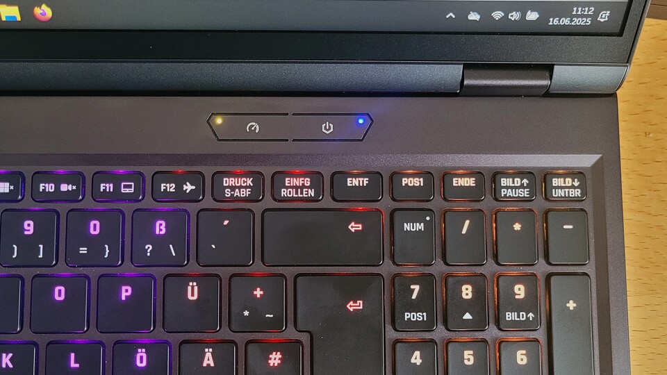 Die linke Taste schaltet zwischen den unterschiedlichen Leistungsprofilen durch – auch während ihr spielt.