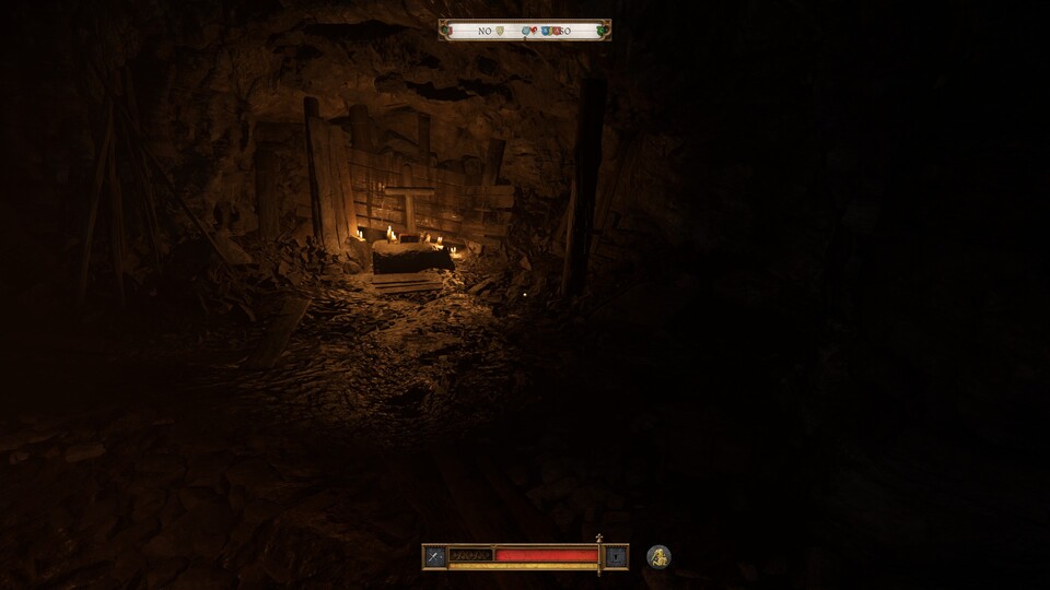 Unter dem großen Kreuz steht die Kiste auf dem Felsbrocken.