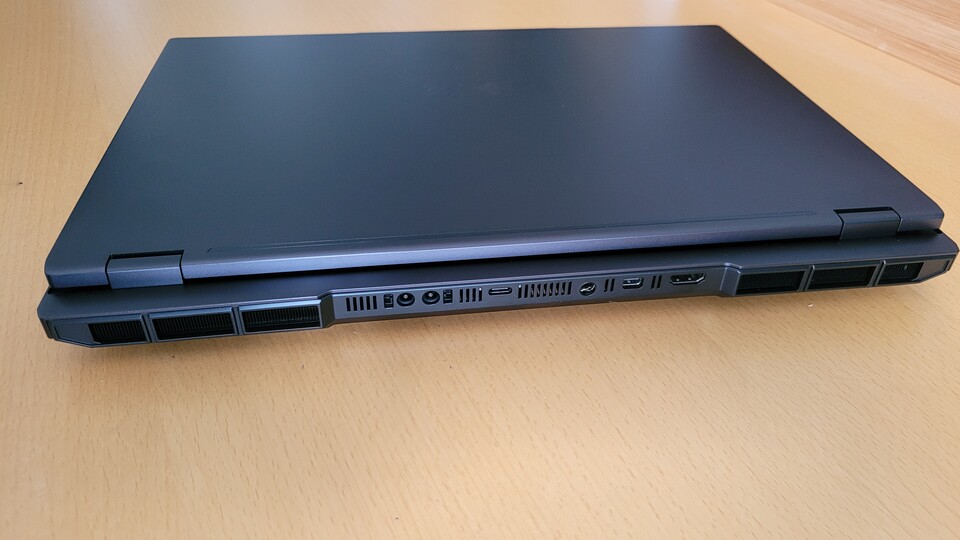 Die beiden Anschlüsse für die optionale Wasserkühlung haben einen zusätzlichen Sicherungsmechanismus.