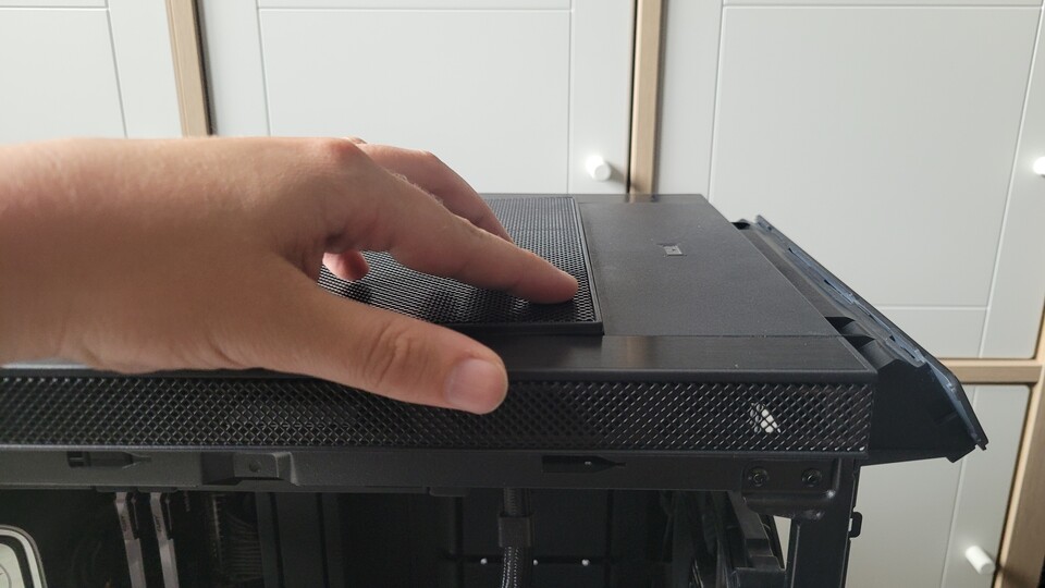 Einfach auf die beiden Ecken an der Front drücken...