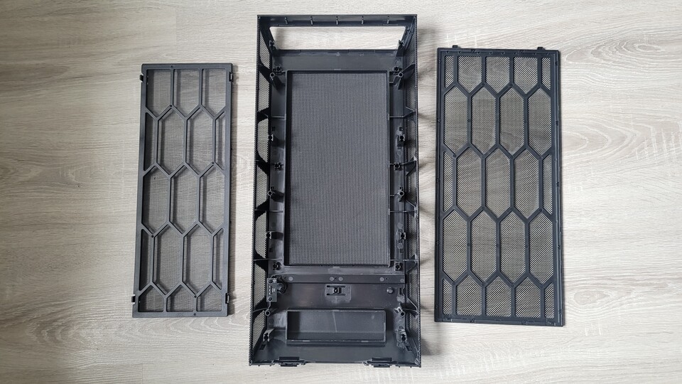 Mit nur wenigen Handgriffen liegen alle Paneele frei und der Staub hat keine Chance mehr. Mittig im Front-Panel seht ihr übrigens eine der verbauten Dämm-Matten, die für möglichst leisen Betrieb sorgen.