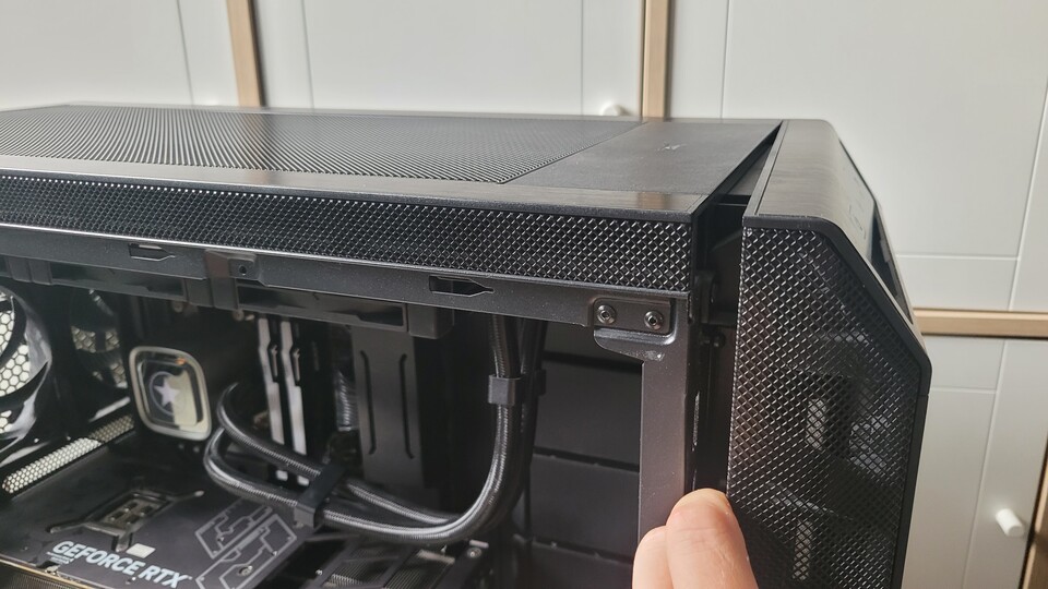 Einfach seitlich packen und gefahrlos abziehen. Hier gibts keine kleinen Plastiknasen, die sonst gerne mal abbrechen.