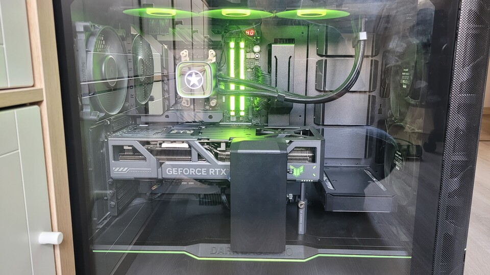 Ruck-Zuck ausgetauscht: mit so viel Platz im Case ist selbst das Hantieren mit der riesigen RTX 5090 ein Klacks. Mittig im Bild ist übrigens die mitgelieferte Grafikkarten-Stütze des Be-Quiet-Gehäuses.