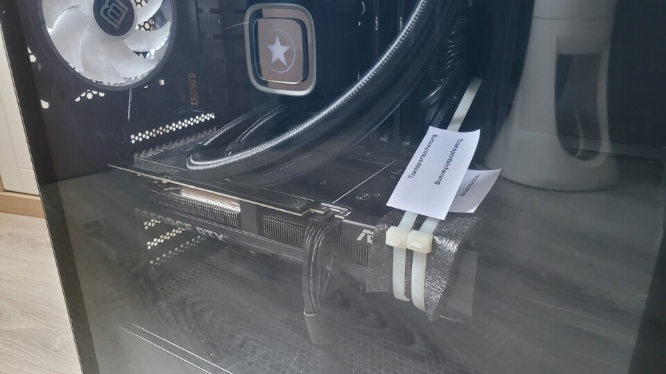 Die Grafikkarte ist für den Transport mit Schaumpolster und Kabelbindern vor Erschütterungen gesichert.