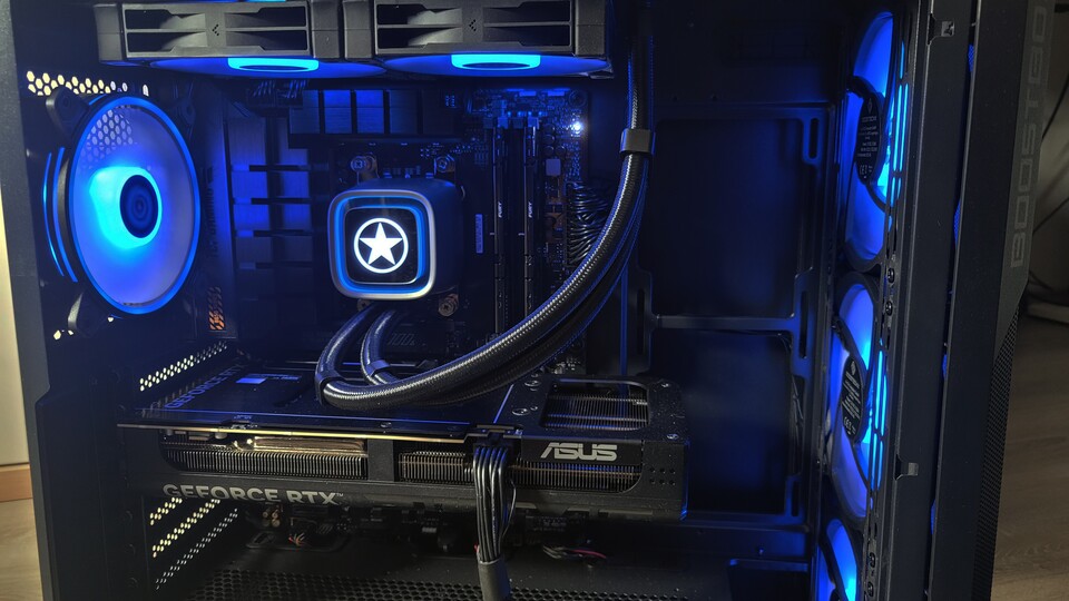 Das Innere ist sauber verkabelt. In der Mitte seht ihr unsere wartungsfreie 240 mm GameStar-Wasserkühlung.