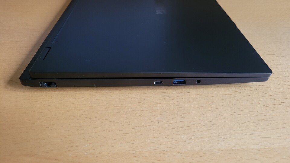 Anschlüsse auf der linken Seite (Bildquelle: Maximilian Schütz GameStar PC)