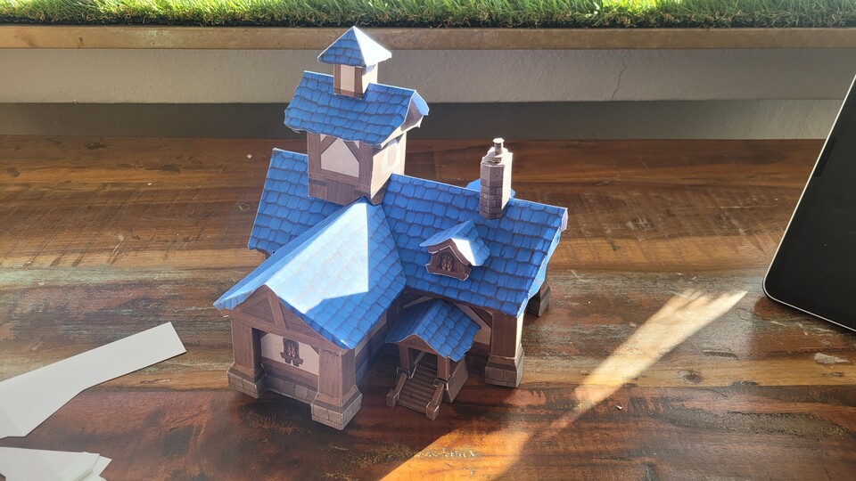 Das fertige Häuschen kommt auf ca. 20x18x18 cm (BxTxH) und wird aus insgesamt acht Kartonbögen gebastelt. (Quelle: Maximilian Schütz)