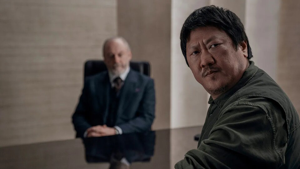 Liam Cunningham (unscharf) und Benedict Wong (scharf) zählen zu den absoluten Highlights von 3 Body Problem. Bildquelle: Netflix