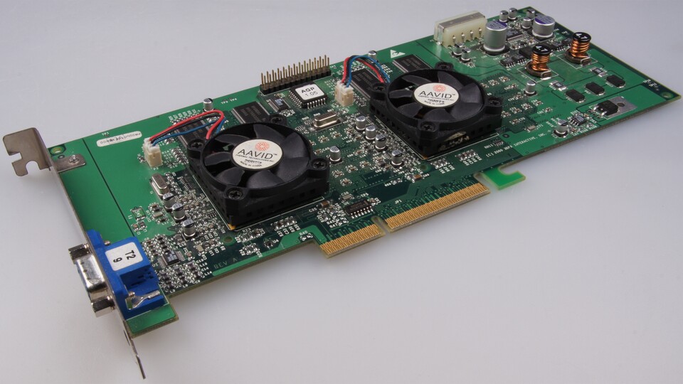 Die Voodoo 5 5500 erscheint im Juni 2000 und ist mit zwei VSA-100-Chips sowie 64 MByte Videospeicher bestückt. Sie ist die schnellste jemals in den Handel gelangte Grafikkarte von 3dfx.