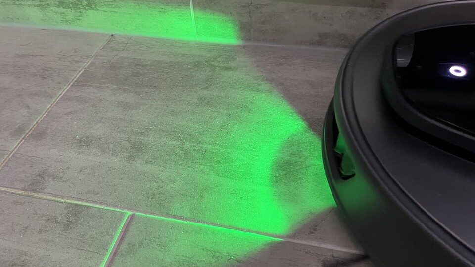 Mit grünem Licht (abschaltbar) kann der 3i S10 Ultra Staub erkennen und seine Routine anpassen.