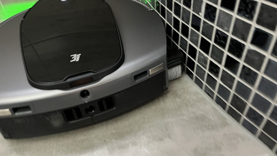 Die Wischwalze kann aufgefahren werden, um Kanten besser zu reinigen.