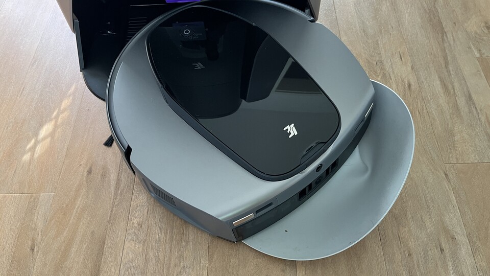 Der Roboter verleibte sich meine Gummimatte ein und schleifte sie bis zur Station.