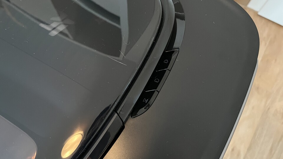 Praktisch: Tasten an der Station erlauben die schnelle Reinigung und Leerung.