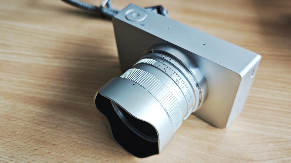 40mm-Objektive sind oft ebenso kompakt wie 50er. Hier ist das TTArtisan 40mm F2 abgebildet. (Bildquelle: Duy Linh DinhGameStar Tech)