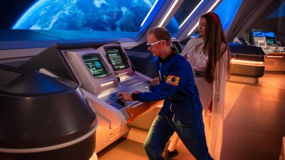 Ob der Herr im blauen Drillich Kommandant auf der Schiffsbrücke ist, oder doch nur der Facility Manager, bleibt offen. (Galactic Starcruiser)