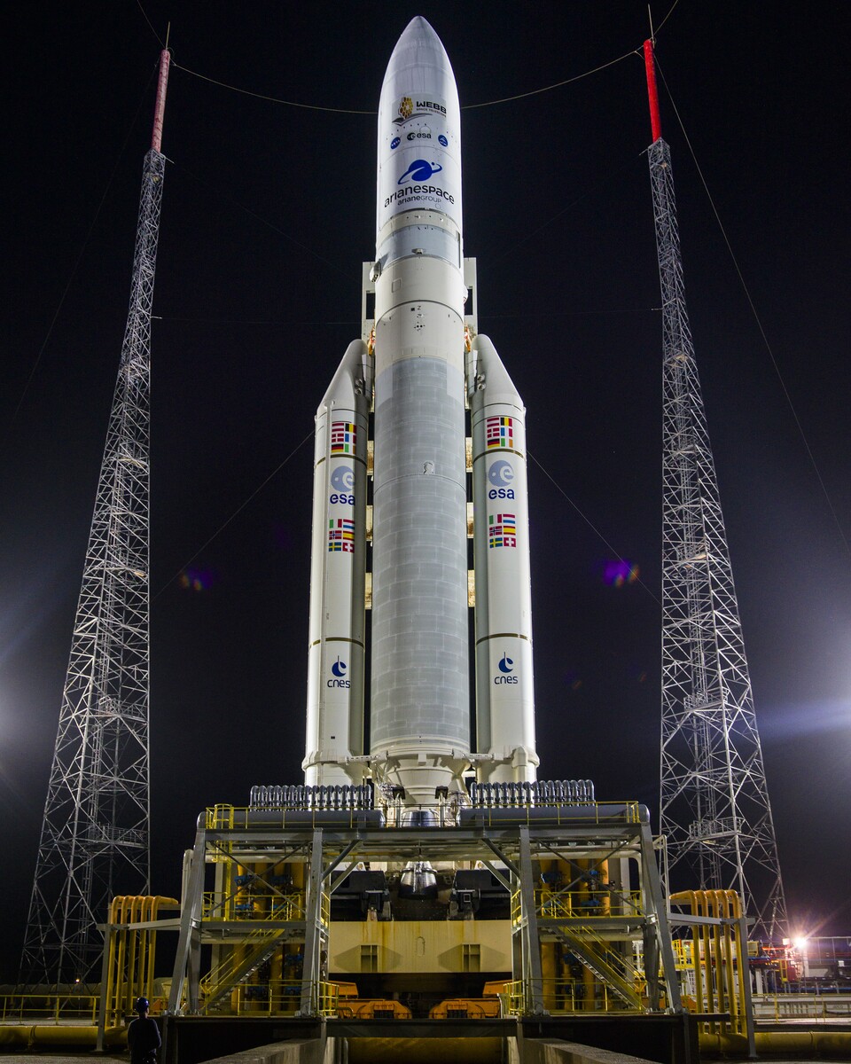 Die Ariane 1 startete am 24.12.1979 zum ersten Mal, die aktuelle Version ist die Ariane 6, die ihren ersten Start am 17.06.2026 hatte. (Quelle: Wikipedia Chris Gunn)