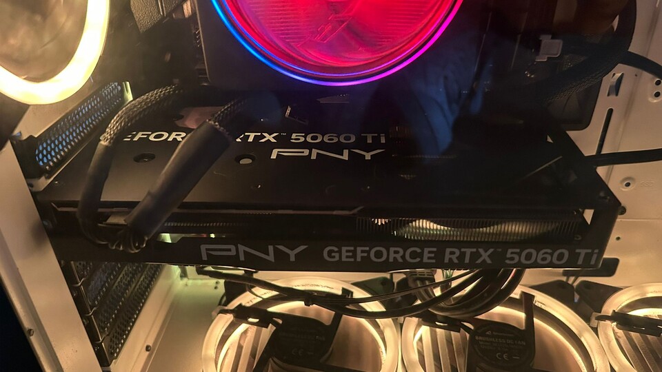 Die RTX 5060 Ti nutzt nur acht PCIe-Lanes, was zu starken Leistungseinbußen bei älteren PCIe Gen3-Mainboards führen kann. Gute Nachrichten: Das nutzt kein aktuelles Board mehr, die Einschränkung gilt nur beim Uprade älterer Systeme.