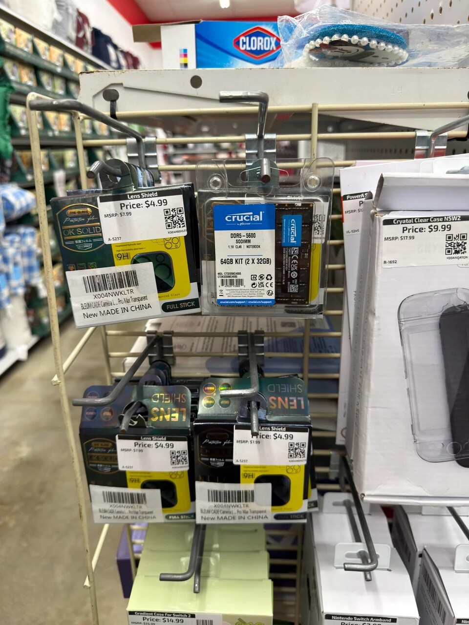 Hier versteckt sich zwischen billigen Ramschartikeln ein echter Schatz! (Quelle: Reddit)