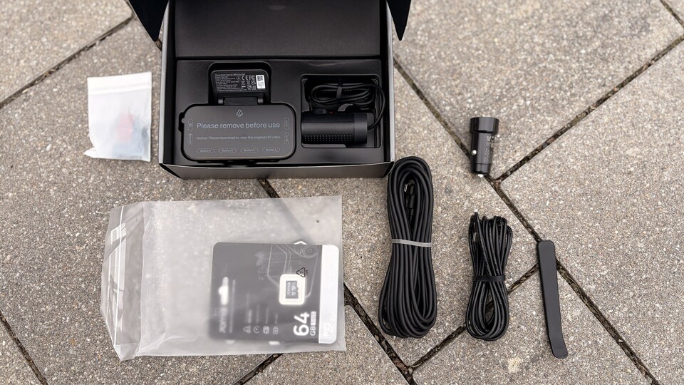 Im Lieferumfang: Front- und Rückkamera, 64-GB-Speicherkarte, alle nötigen Kabel und Klebepads sowie ein Werkzeug, um das Kabel zu verstauen.