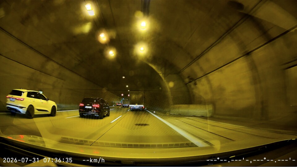Die Bildqualität der Frontkamera kann sich auch im dunklen Tunnel noch sehen lassen.