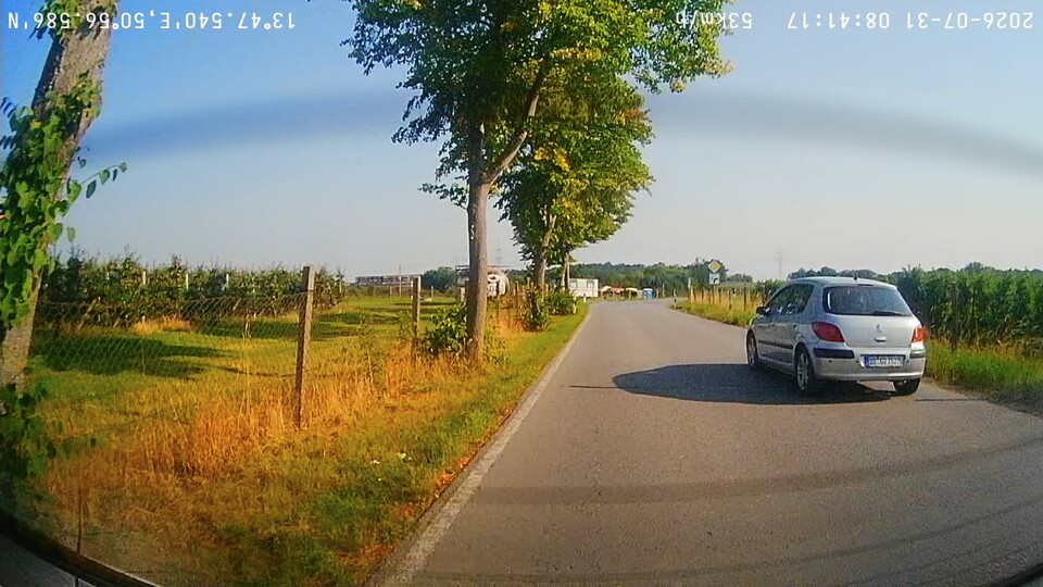 Die Heckkamera löst maximal mit 1080p auf, die Aufnahmen sind daher auch bei Tageslicht deutlich grieseliger als bei der Frontkamera.