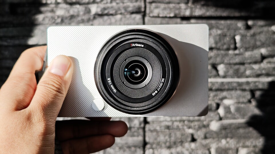 Das kleine Objektiv passt auf Sigma-, Panasonic-, Sony- und Nikon-Kameras und ist für ein Ultraweitwinkel äußerst günstig – ein schönes Geschenk für alle, die gerne mit Systemkameras fotografieren. (Bildquelle: Duy Linh DinhGameStar Tech)