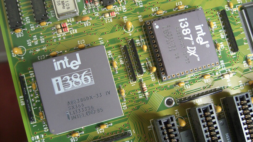Links ist der 80386DX mit 33 MHz zu sehen, rechts steckt der Coprozessor i387 - dieser war eine einst sehr teure Zusatzanschaffung zur Berechnung von Fließkommadaten. Erst mit dem 486DX wurde diese Einheit zum Standard im PC.