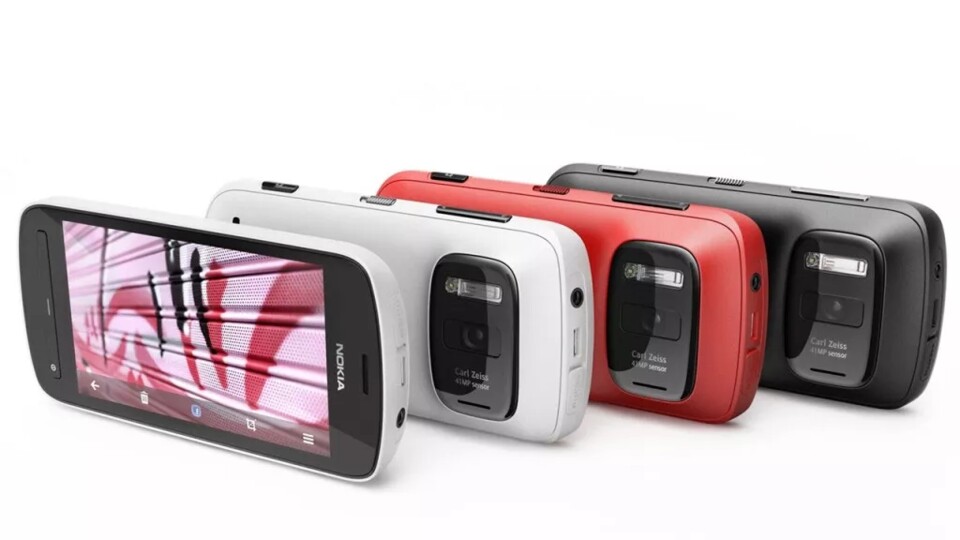 Das Nokia 808 Pureview war das erste Smartphone mit einem Sensor, der fast ein Zoll groß war. Das merkte man auch daran, wie dick das Handy war. (Bild: Nokia)