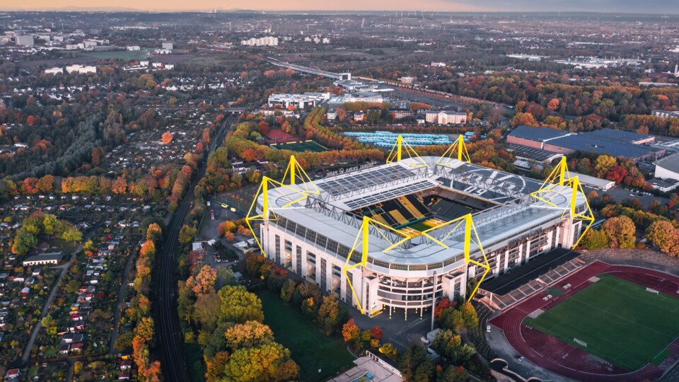 Das größte Fußballstadion deutschlands betrachtet aus der Vogelperspektive. (Bild-Quelle: Uslatar über Adobe Stock)