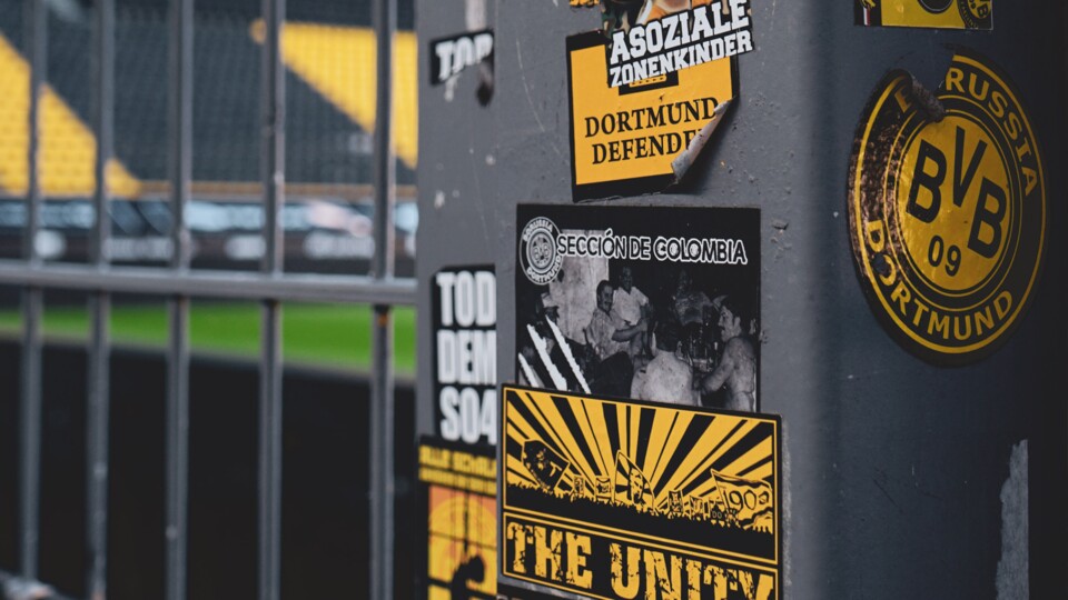 Im und um das Stadion kleben(Bild-Quelle: Hannes Kocholl über Unsplash)
