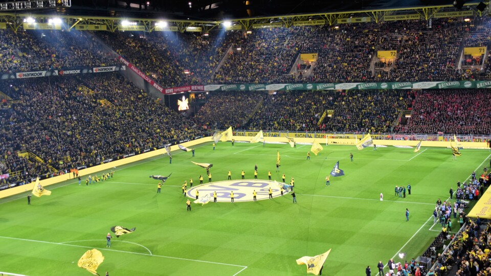 Und so sieht der prall gefüllte Signal Iduna Park von innen aus. (Bild-Quelle: Waldemar über Unsplash)