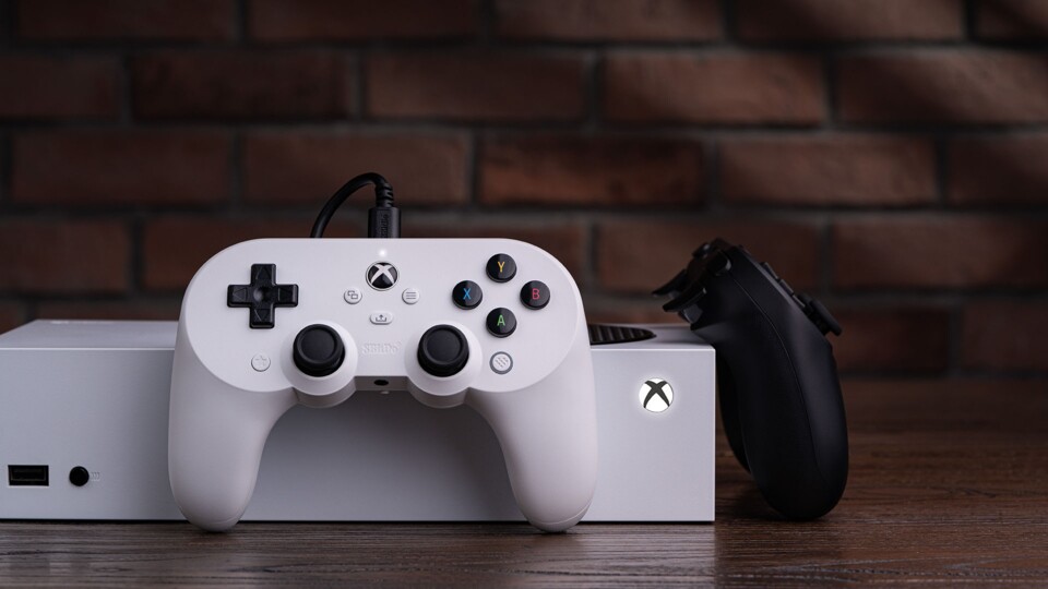Der 8bitdo Pro 2 Wired hat ein symmetrisches Stick-Layout, was bei Xbox-Controllern sehr selten vorkommt. (Bildquelle: 8bitdo)