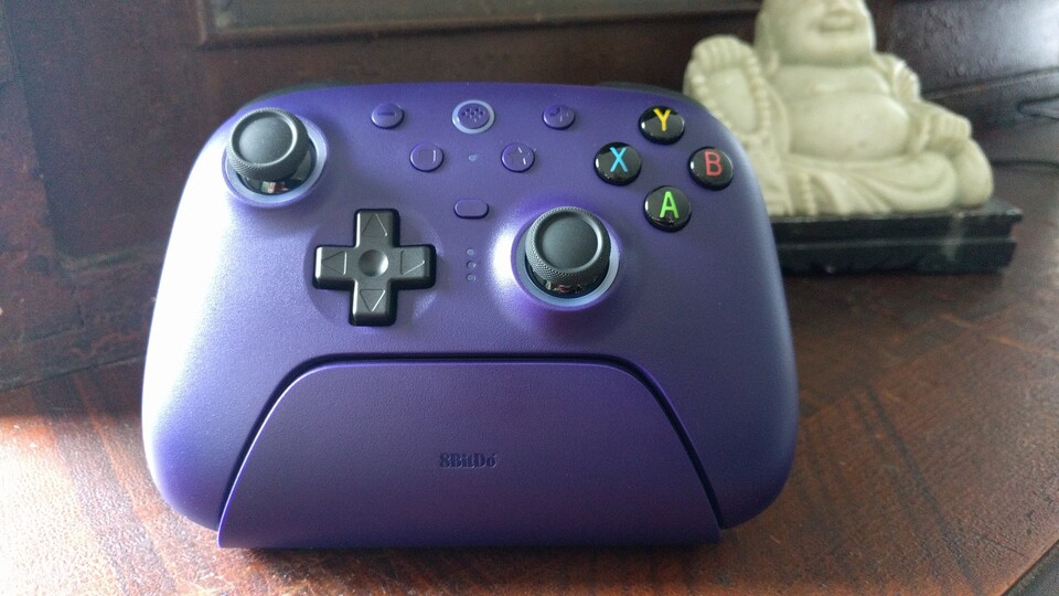 In jeder Spielepause kann der Controller bequem auf das Ladedock gestellt werden. (Bildquelle: Nele WobkerGameStar Tech)