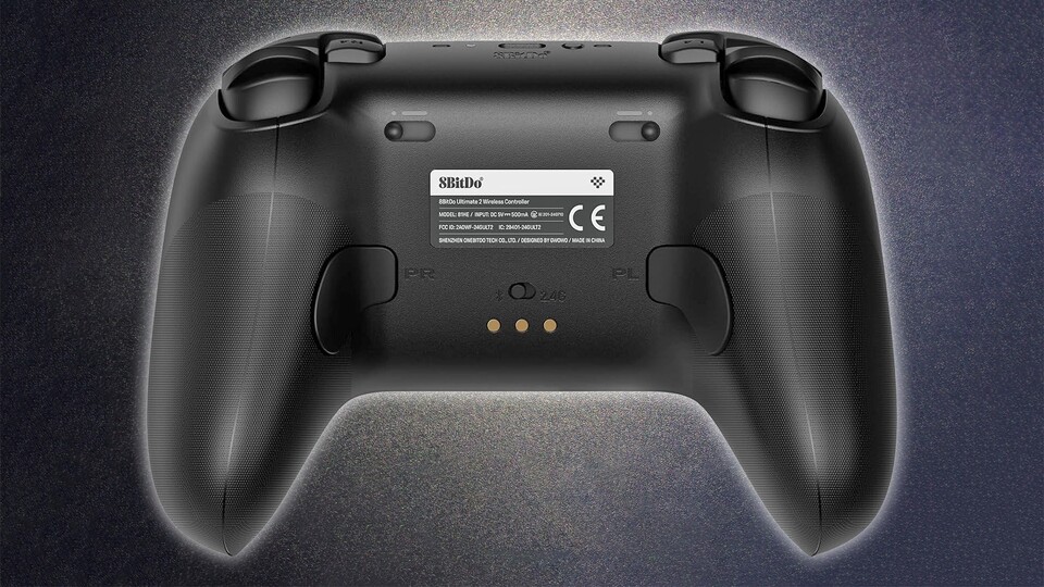 An der Rückseite zwischen den Rücktasten lassen sich die Trigger-Switches beim 8Bitdo Ultimate 2 ganz einfach bedienen.