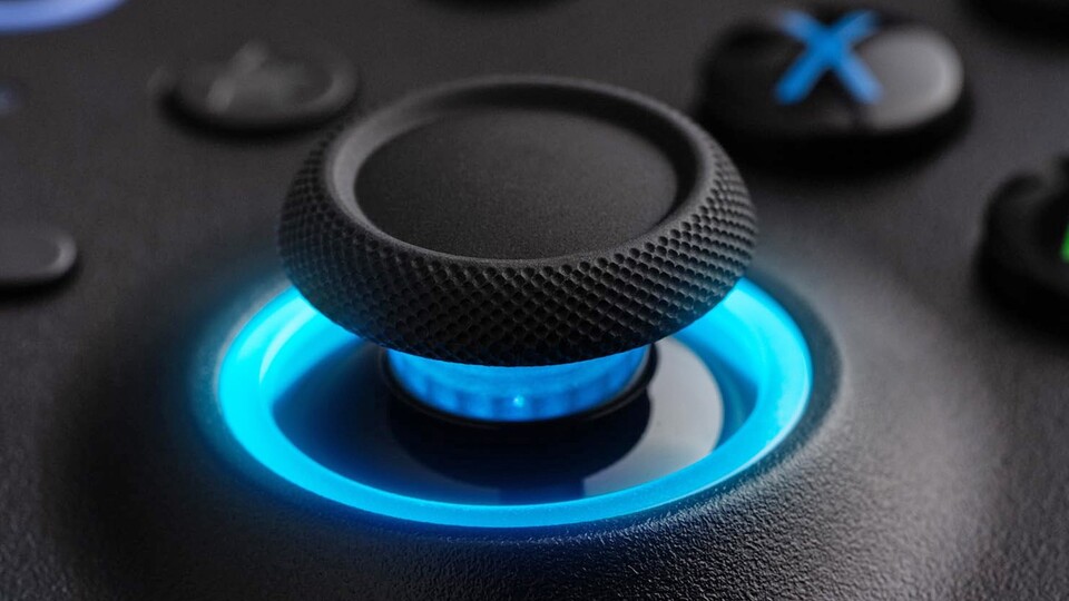 Um die beiden Sticks leuchtet ein schicker LED-Ring, der sogar auf den Input verschiedener Tasten reagiert – echt schickt!