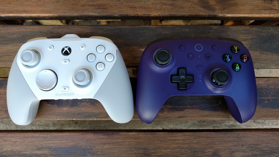 Der GameSir (links) ist gummiert, der 8BitDo nicht. (Bildquelle: Nele WobkerGameStar Tech)