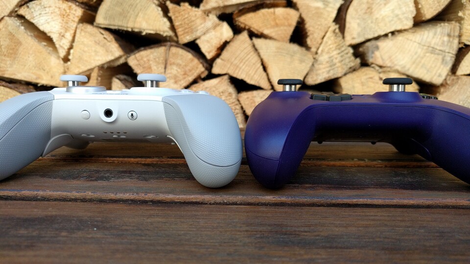 Wesentlich schlichter ist der 8BitDo-Controller (rechts). Er hat weniger Features als der GameSir. (Bildquelle: Nele WobkerGameStar Tech)