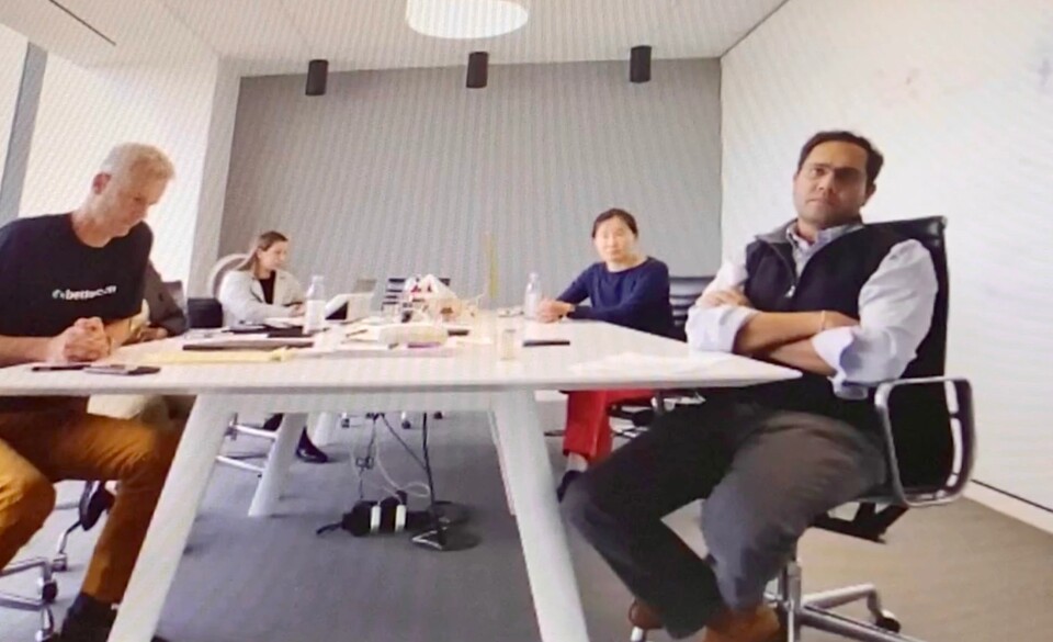 Vishal Garg (Rechts im Bild) in einem Meeting mit Kollegen (Bild: Xataka)