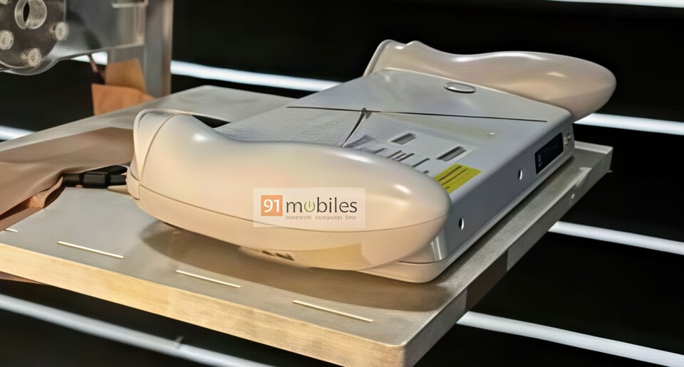 Der neue Handheld scheint um einiges dicker geworden zu sein. Bei dem hier gezeigten Modell könnte es sich natürlich auch um einen unfertigen Prototyp handeln. (Bildquelle: FCC über 91mobiles)