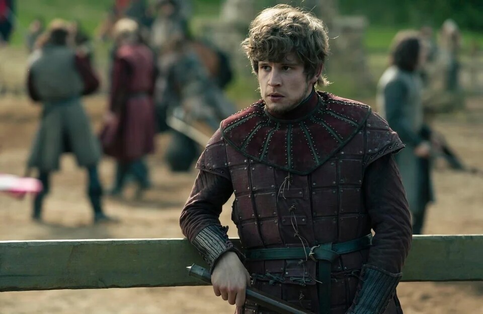 Raymun Fossoway (hier im Bild) ist der Cousin und Knappe von Ser Steffon und selbst noch gar kein Ritter. (Bildquelle: HBO)