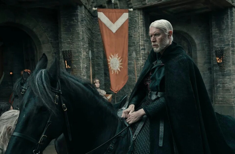 Maekar sieht vielleicht älter aus als Baelor, ist aber eigentlich sein kleiner Bruder. Das Wappen im Hintergrund ist übrigens von Haus Aschfurt. (Bildquelle: HBO)