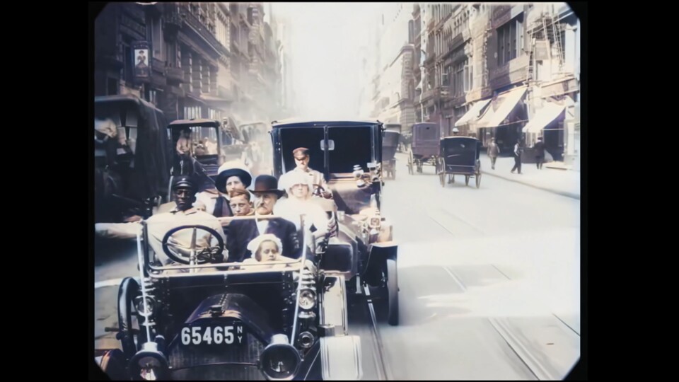 Szene aus »1911 - A Trip Through New York City« in 4K, 60 fps und in Farbe. Nachbearbeitet durch neurale Netzwerke. (Bildquelle: Youtube/Denis Shiryaev)