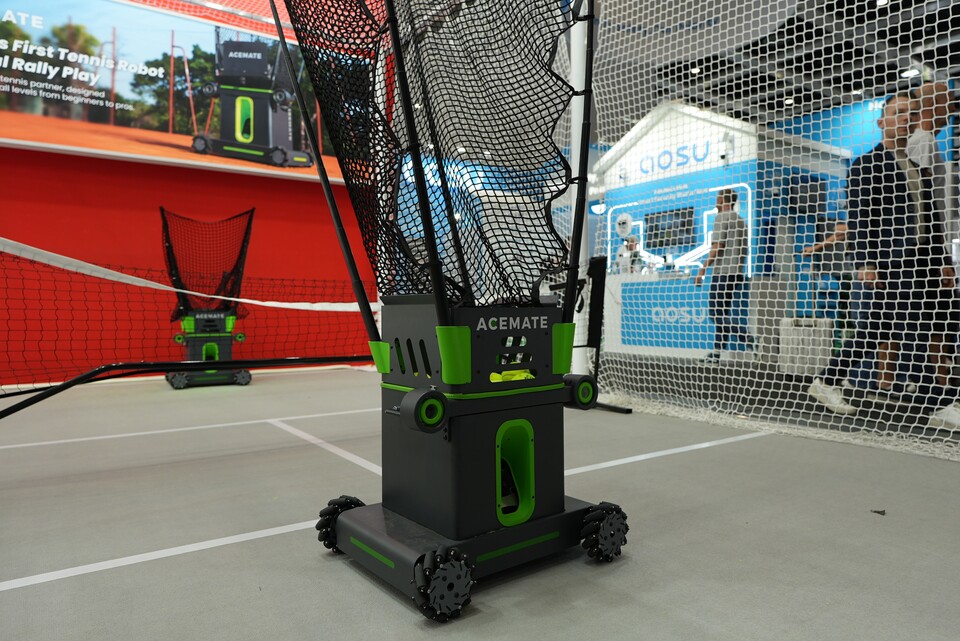 Der Acemate macht das Spielen und Erlernen von Tennis nicht nur spaßig, sondern vor allem auch ohne menschlichen Mitspieler oder Mitspielerin möglich. (Bildquelle: Patrick Fernando SchneiderGameStar Tech)
