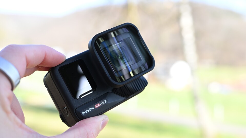 Der Wechsel der Linse erfolgt schnell und einfach mit wenigen Handgriffen. (BIld: Patrick Schneider, GameStar Tech).