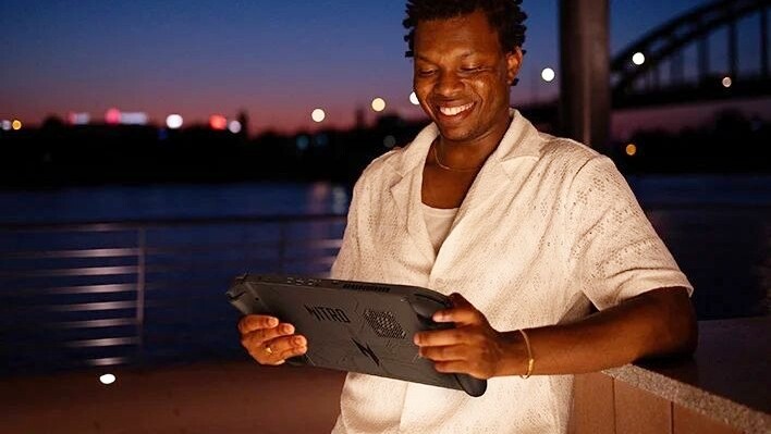 Über dieses Foto bekommt ihr eine bessere Vorstellung von der Größe des Acer Nitro Blaze 11. (Bildquelle: Acer)